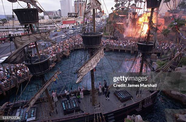 Pirate Ship Battle Treasure Island Las Vegas Pirate Hotel Las Vegas Photos and Premium High Res Pictures - Getty Images