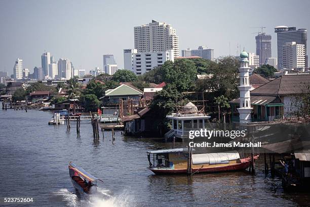 view along bangkok's chao phraya river - schiffstaxi stock-fotos und bilder