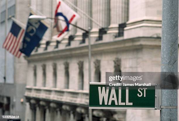 wall street sign - nyse fotografías e imágenes de stock