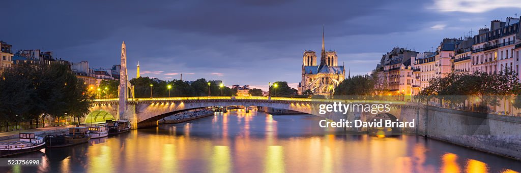Notre-Dame and Pont de la Tournelle at night