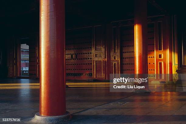 red pillars in forbidden city hall - inside forbidden city stock-fotos und bilder