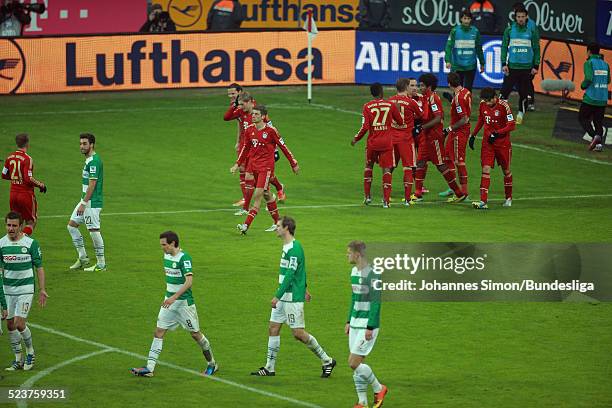 Die Bayern-Spieler jubeln ueber das 2-0-Tor von Mario Mandzukic beim Bundesligaspiel FC Bayern Muenchen gegen die SpVgg Greuther Fuerth am 19....