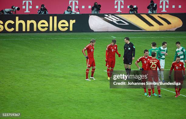 Schiedsrichter Markus Schmidt faellt ine Freistoss-Entscheidung fuer den FC Bayern beim Bundesligaspiel FC Bayern Muenchen gegen die SpVgg Greuther...