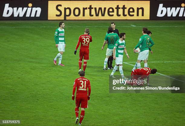 Schiedsrichter Markus Schmidt faellt ine Freistoss-Entscheidung fuer den FC Bayern beim Bundesligaspiel FC Bayern Muenchen gegen die SpVgg Greuther...