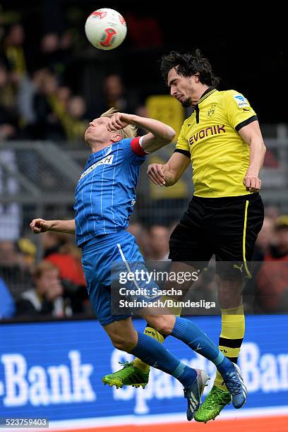 Mats Hummels von Dortmund gegen Andreas Beck von Hoffenheim waehrend des Bundesligaspiels zwischen Borussia Dortmund und 1899 Hoffenheim im Signal...