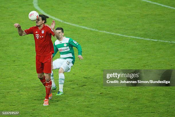 Bayern-Spieler Daniel van Buyten und der Fuerther Zoltan Stieber kaempfen um den Ball beim Bundesligaspiel FC Bayern Muenchen gegen die SpVgg...