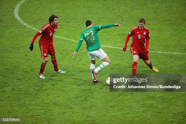 Die Bayern-Spieler Javier Martinez und Bastian Schweinsteiger der Fuerther Sercan Sararer kaempfen um den Ball beim Bundesligaspiel FC Bayern...