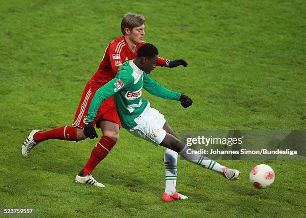 Bayern-Spieler Toni Kroos und der Fuerther Abdul Rahman Baba kaempfen um den Ball beim Bundesligaspiel FC Bayern Muenchen gegen die SpVgg Greuther...