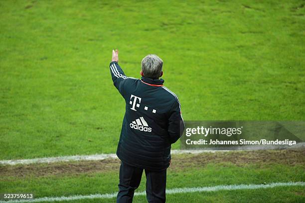 Bayern-Trainer Jupp Heynckes gestikuliert am Spielfeldrand beim Bundesligaspiel FC Bayern Muenchen gegen die SpVgg Greuther Fuerth am 19. Januar,...