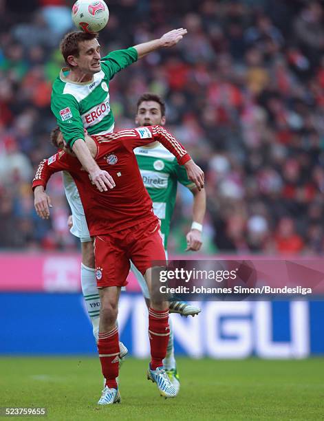 Der Bayern-Spieler Thomas Mueller und der Fuerther Milorad Pekovic kaempfen um den Ball beim Bundesligaspiel FC Bayern Muenchen gegen die SpVgg...