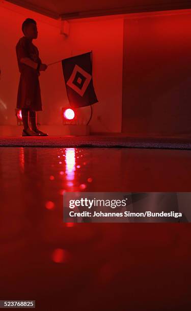 Ein Kind der Fussball-Eskorte mit HSV-Flagge wartet auf das Bundesliga-Spiel FC Bayern Muenchen gegen den Hamburger SV am 30.Maerz, 2013 in der...