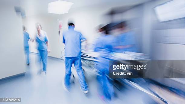 sfocato in ospedale di emergenza - istantanea foto e immagini stock