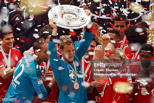 Manuel Neuer von Bayern mit der Meisterschale nach der Bundesliga Begegnung zwischen dem FC Bayern Muenchen und dem FC Augsburg in der Allianz Arena...