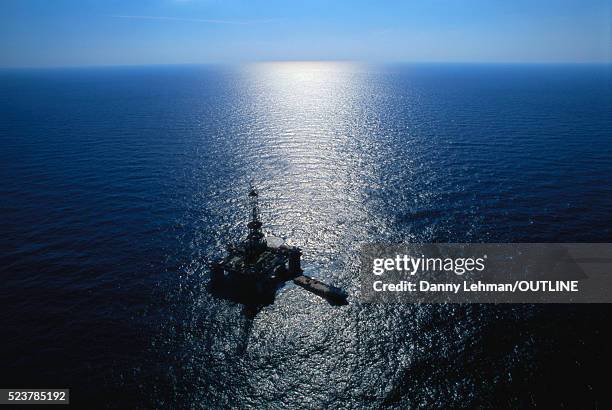 offshore oil drilling platform - golf van mexico stockfoto's en -beelden