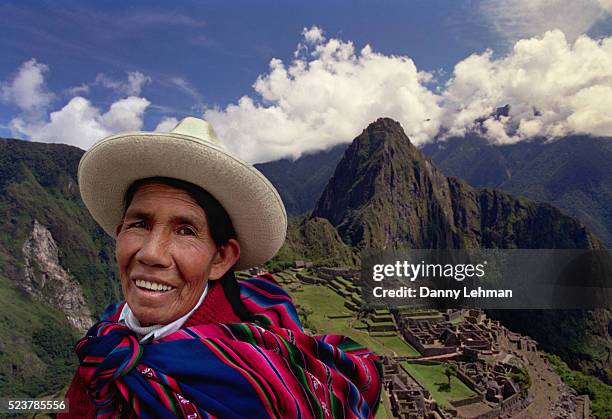quechua woman standing near machu picchu - quechuas fotografías e imágenes de stock