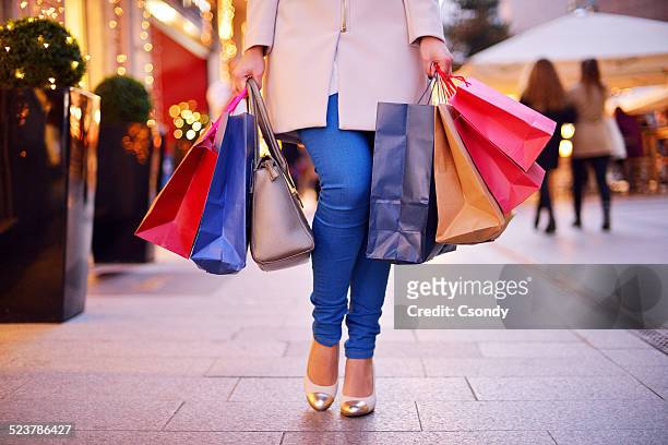 ショッピング街 - キャリーバッグ ストックフォトと画像