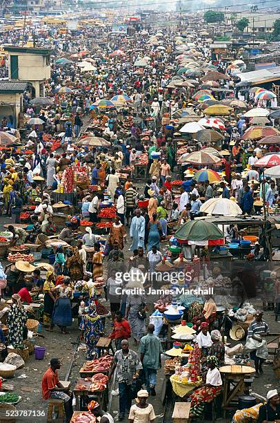 crowded oshodi market in nigeria - nigeria foto e immagini stock