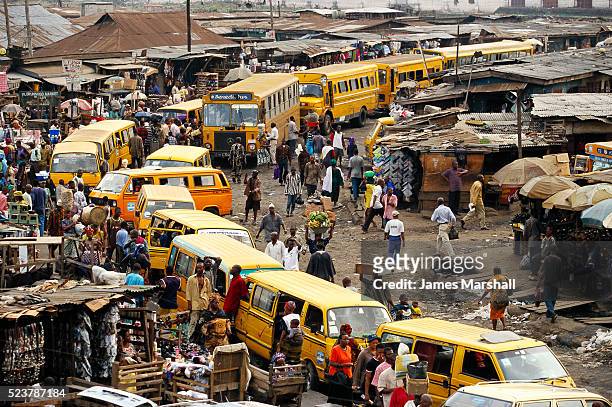 vans in nigerian market - lagos photos et images de collection