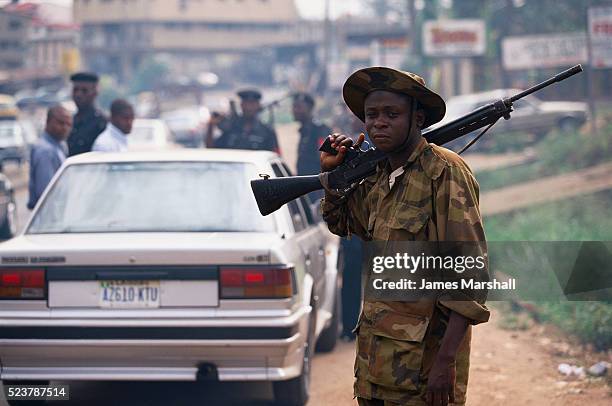 nigerian soldier at police roadblock - nigerian men stock-fotos und bilder