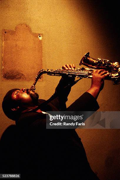 jazz musician playing saxophone - vintage new orleans photos et images de collection