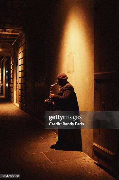 jazz musician playing saxophone - saxophoniste photos et images de collection