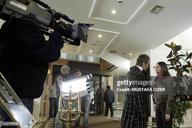 Ozgur Cevik acts as Niko and Nehir Erdogan as Nazli on the set of the Turkish soap opera "Foreign Bridegroom" 11 March 2005 in Istanbul. AFP...