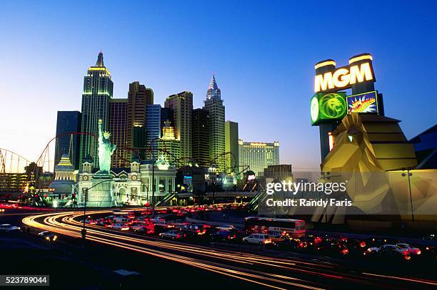 traffic passing by las vegas casinos - new york new york hotel las vegas - fotografias e filmes do acervo