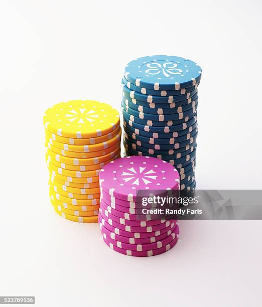 stacks of colorful gambling chips - fiche foto e immagini stock