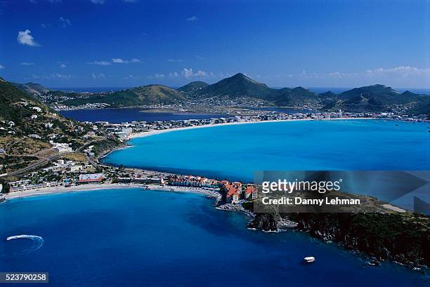 hotels lining st. maarten coastline - saint martin caraibi stock-fotos und bilder