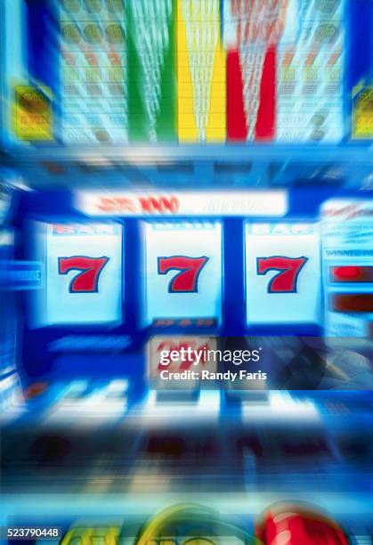 winning on a slot machine - slot machine stock-fotos und bilder