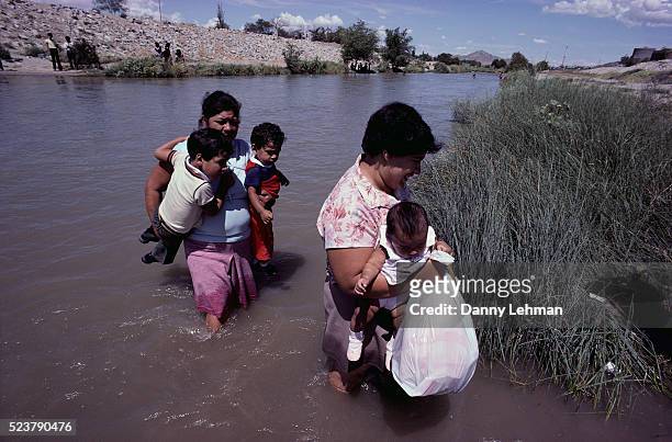 mexican emigrants crossing rio grande - rijksgrens stockfoto's en -beelden