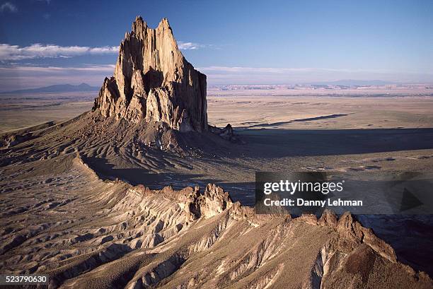 volcanic formation ship rock - shiprock 個照片及圖片檔