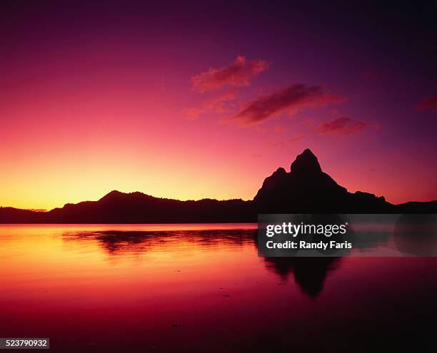 twilight in tahiti - south pacific ocean stock pictures, royalty-free photos & images