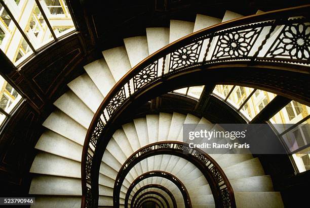 spiral staircase - spiral staircase fotografías e imágenes de stock