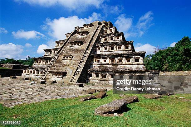 pyramid of the niches at el tajin - pirâmide dos nichos imagens e fotografias de stock