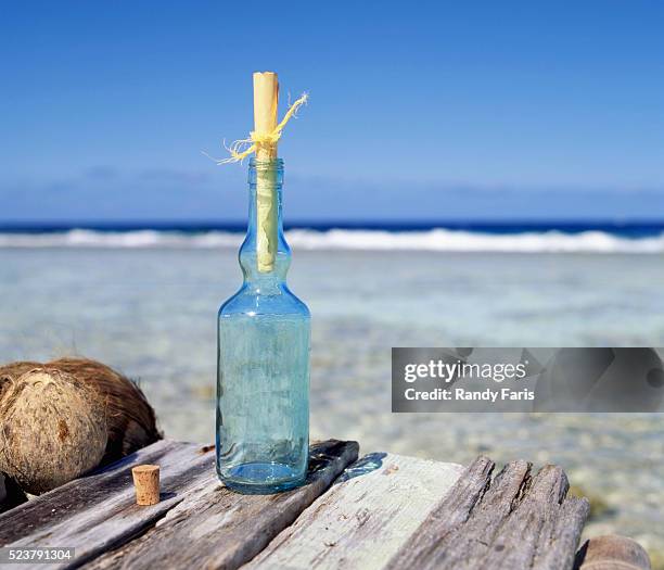 message in a bottle - flaschenpost stock-fotos und bilder