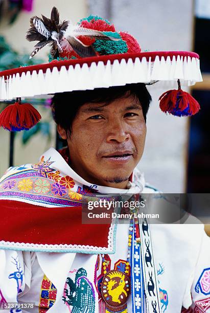 huichol man in traditional clothing - huichol stockfoto's en -beelden