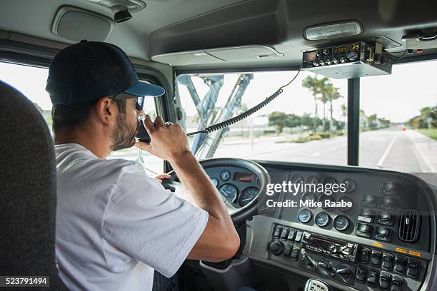 trucking driving - vrachtwagentransport stockfoto's en -beelden