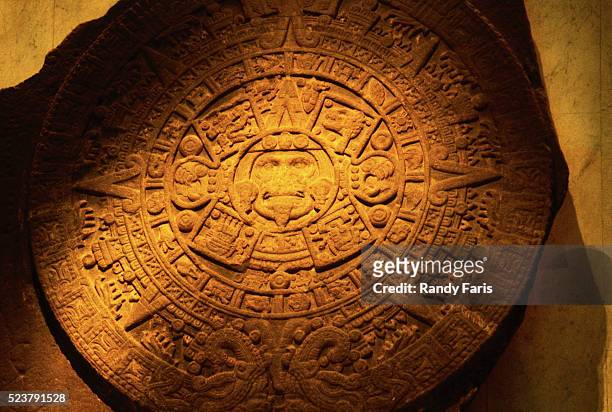 aztec carved calendar stone - azteca fotografías e imágenes de stock