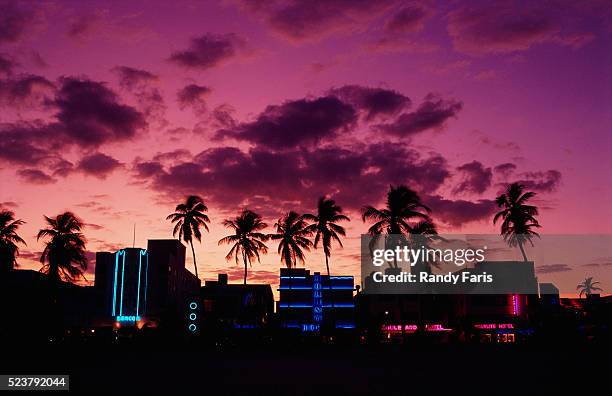 silhouettes of the art deco district of miami beach - miami beach fotografías e imágenes de stock