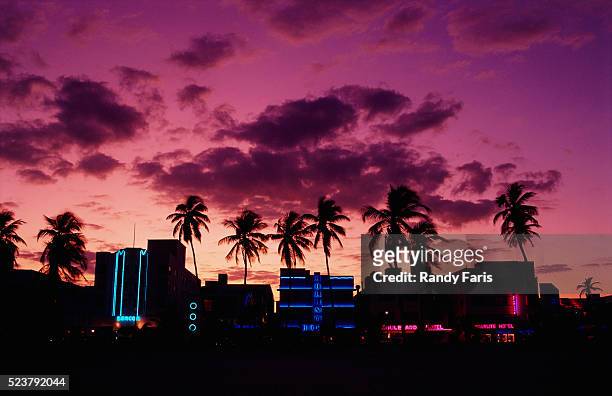 silhouettes of the art deco district of miami beach - miami stockfoto's en -beelden