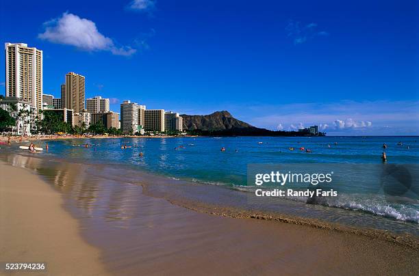 waikiki and diamond head - waikiki beach stock-fotos und bilder