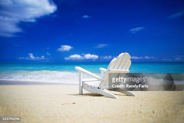beach chair on empty beach - chaise adirondack photos et images de collection