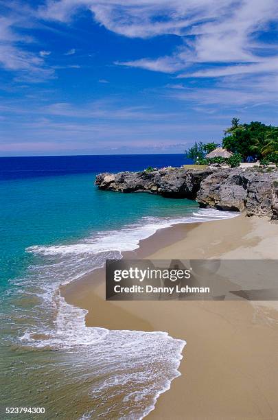 beach and north atlantic ocean in sosua - puerto plata imagens e fotografias de stock