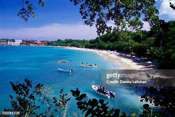 motorboats in ocean at playa sosua beach - puerto plata imagens e fotografias de stock