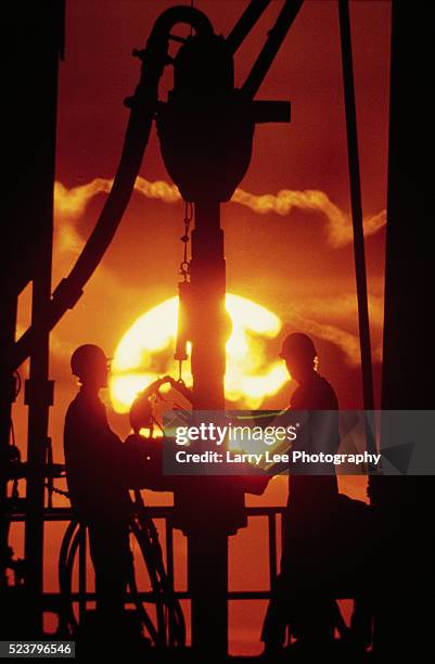 oil workers drilling on rig - petroleiro - fotografias e filmes do acervo