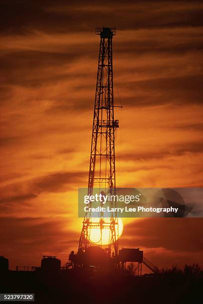 Retro Oil Rigs 4,043 Vintage Oil Industry Stock Photos, High-Res Pictures, and Images ...