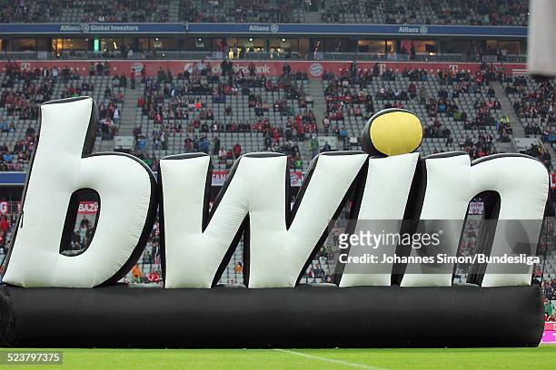 Aufblasbares BWIN-Logo als Werbe-Banner, gesehen vor dem Bundesliga-Eroeffnungsspiel zwischen dem FC Bayern Muenchen und Borussia Moenchengladbach in...
