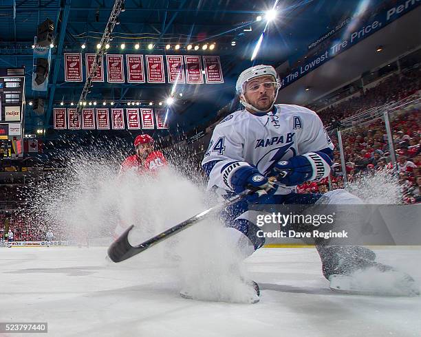 Ryan Callahan of the Tampa Bay Lightning chases a loose puck in front of Henrik Zetterberg of the Detroit Red Wings in Game Four of the Eastern...