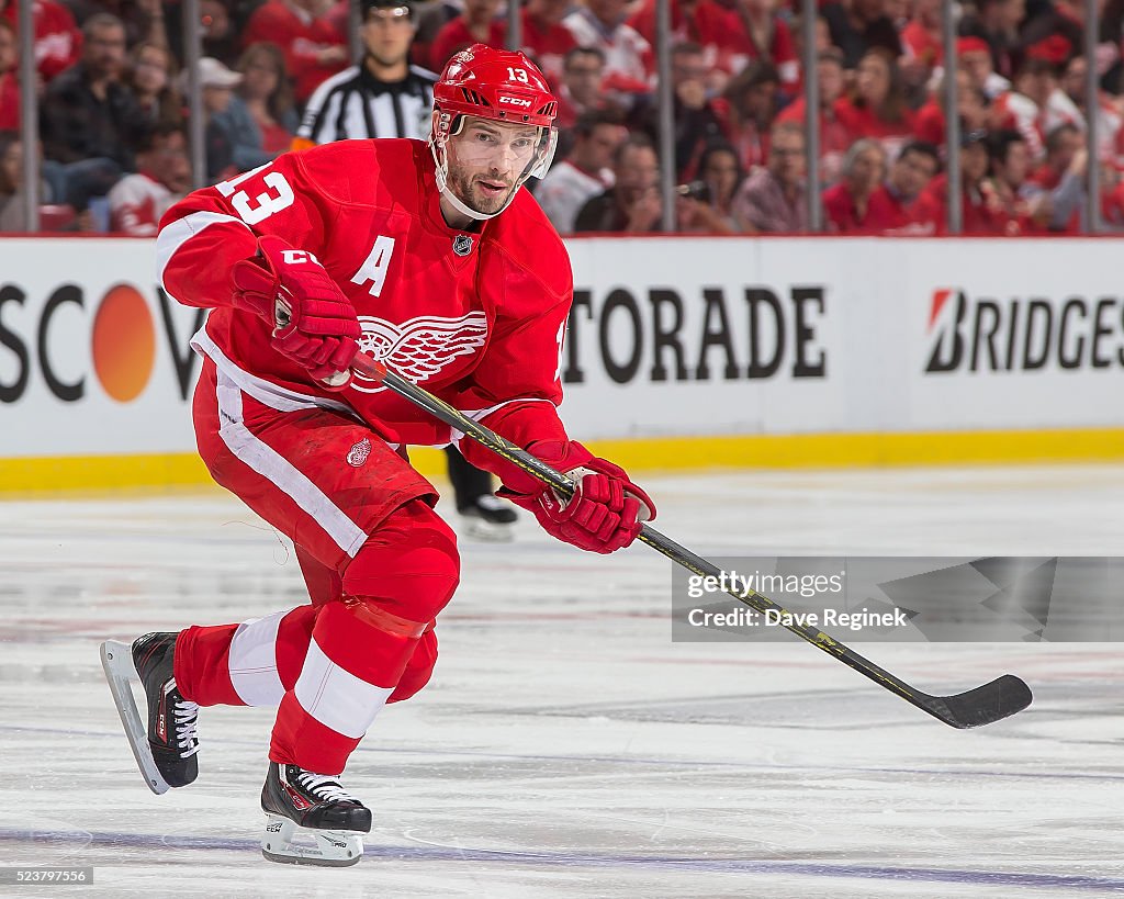 Datsyuk Pavel Datsyuk of the Detroit Red Wings skates up ice against the ...